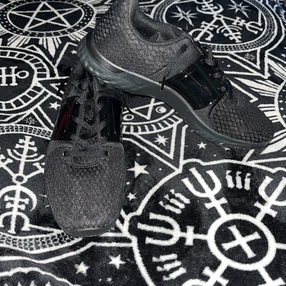 Men’s Nike Sneaker - Picture 2 of 3